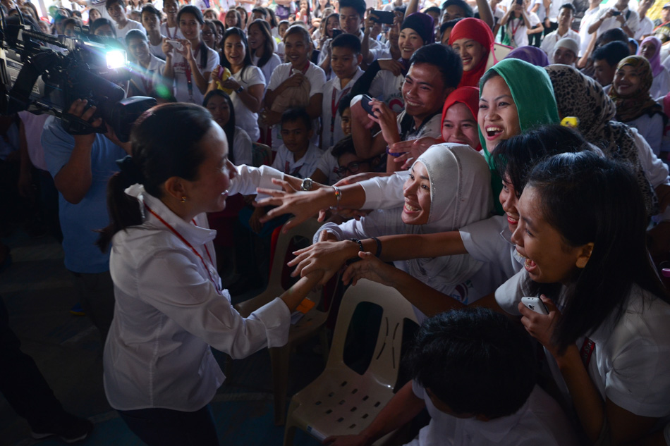 Sen. Grace Poe visits schools in Lipa