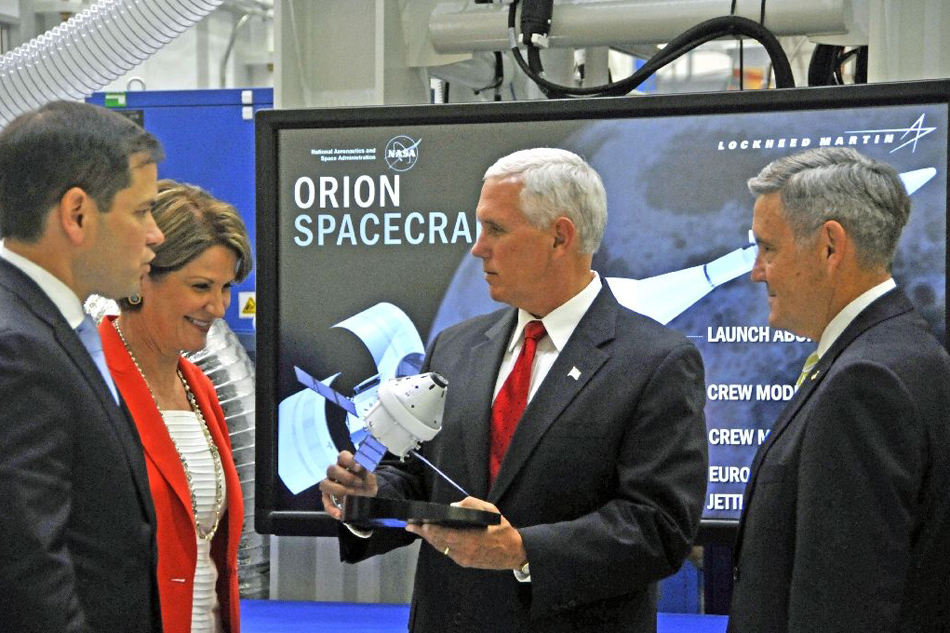Twiteratii slam Pence for ignoring NASA sign Twiteratii slam Pence for ignoring NASA sign