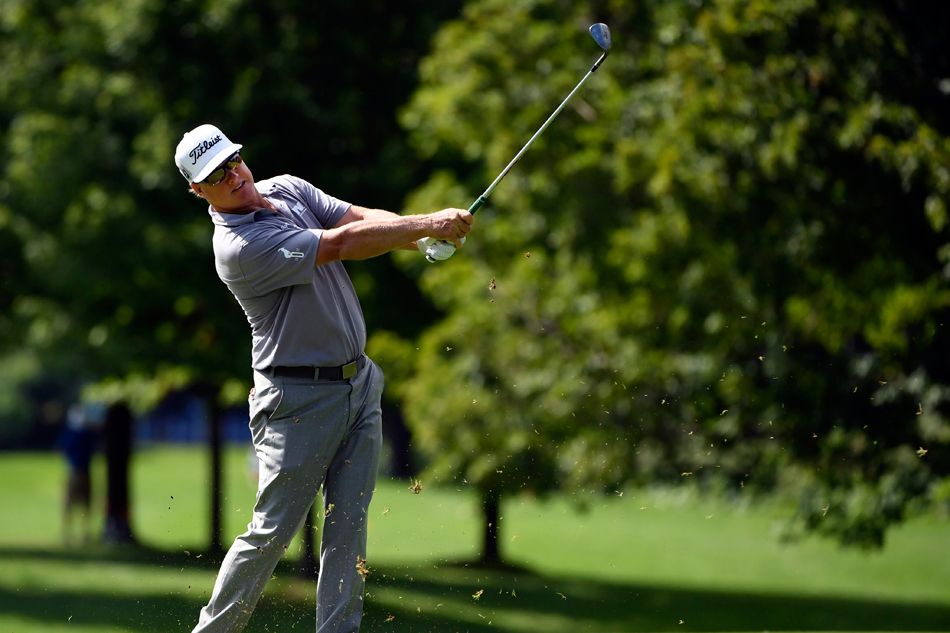 Hoffman holds lead in Canada as Power stays in touch