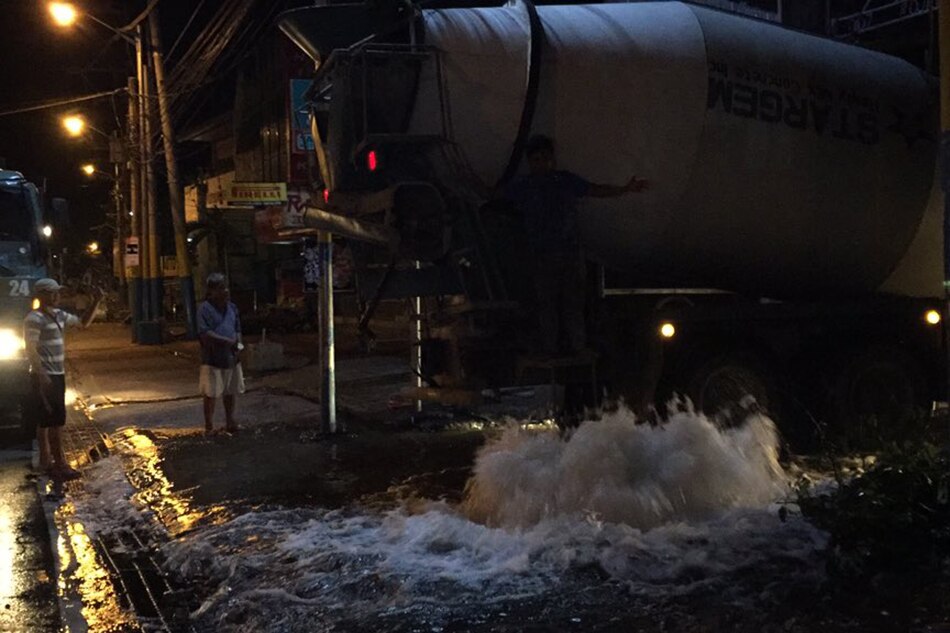 Tubo Ng Maynilad Nasira Tubig Bumulwak Sa Kalsada ABS CBN News