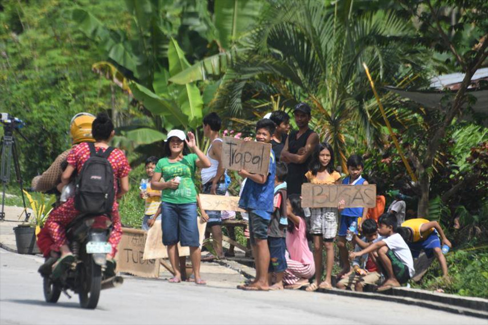 Quake Victims In Cotabato Beg For Food Medicine On Roadside ABS CBN News