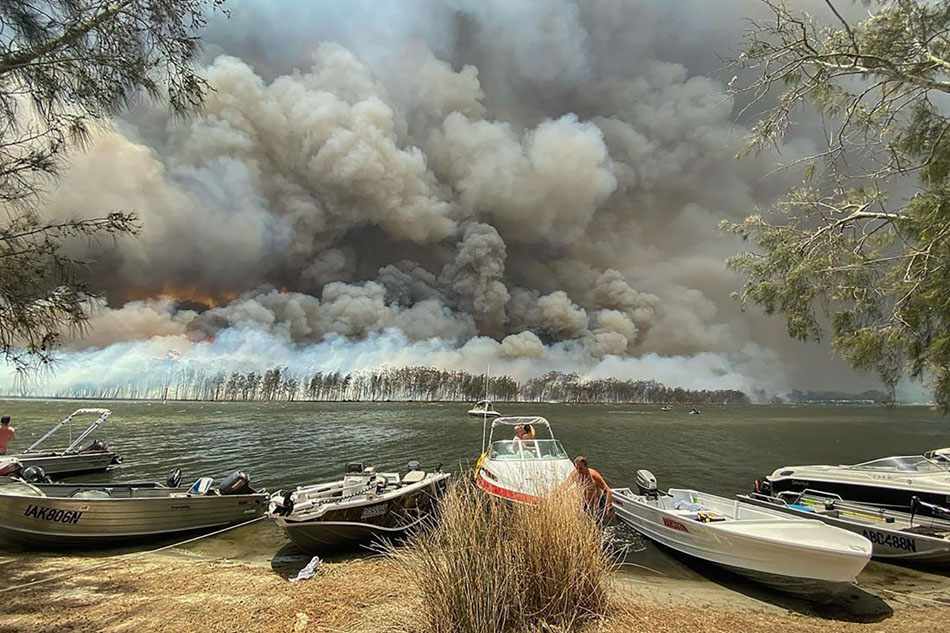 Thousands Of Tourists Evacuate Amid Australian Wildfire ABS CBN News