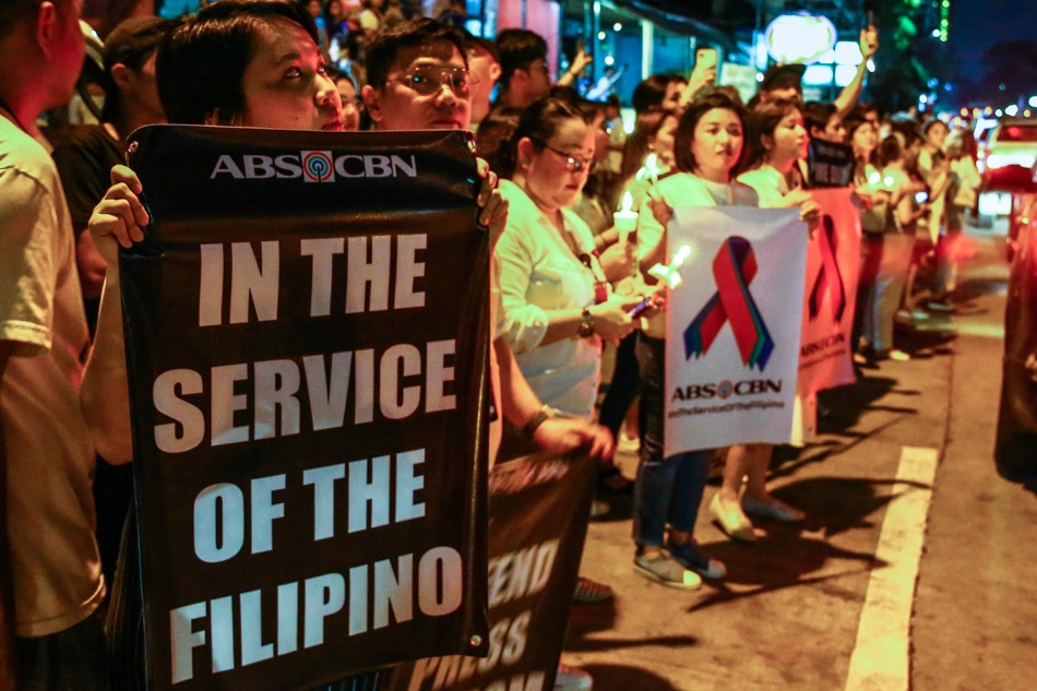 Ilang Pinoy Nakaabang Sa Senate Hearing Ukol Sa Prangkisa Ng ABS CBN