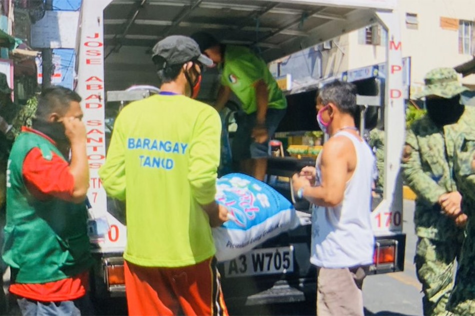 Adopt A Tricycle Driver Mga Pulis Maynila Namahagi Ng Relief Packs