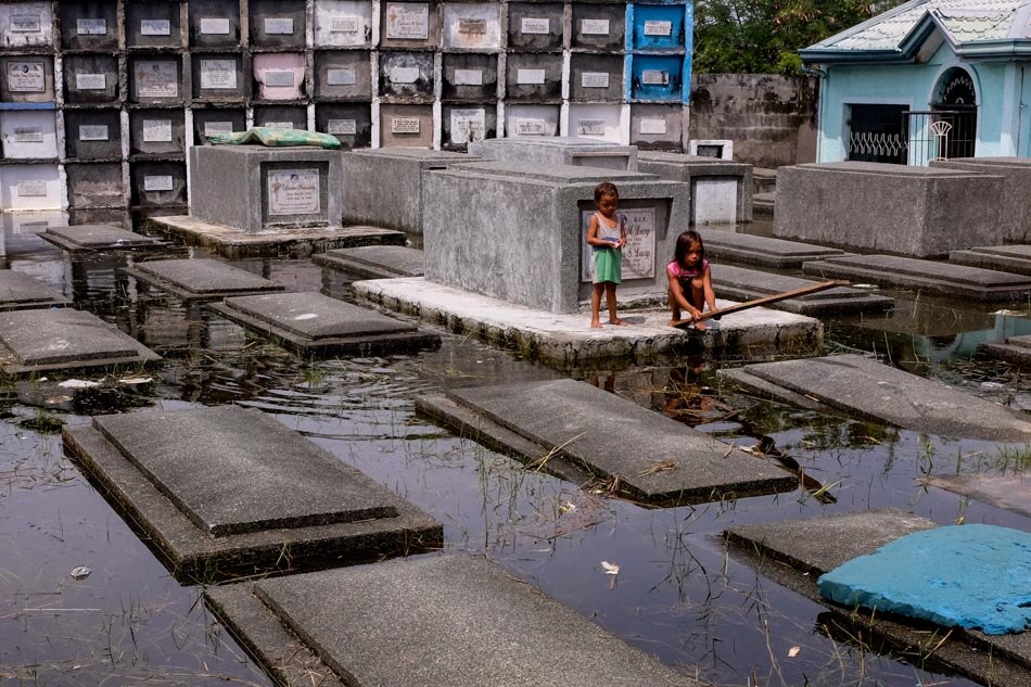 Look Despite Floods Relatives Visit Loved Ones In Pampanga Cemetery