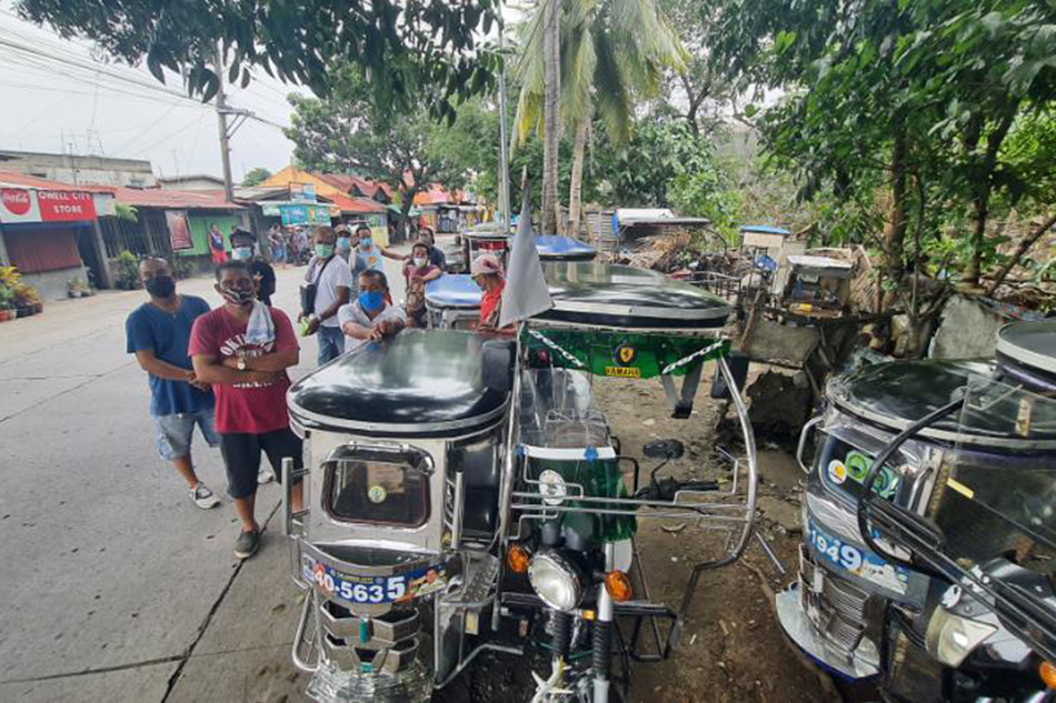 Mga tricycle driver sa Calamba, Laguna na apektado ang hanapbuhay matapos isailalim ang probinsiya sa enhanced community quarantine. Dennis Datu, ABS-CBN News