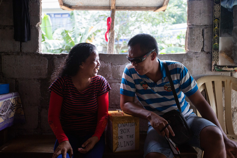 Ernesto and Jocelyn, who’ve had a very eventful love story, continue to survive in the middle of the pandemic. Ernesto shares that Jocelyn, who serves as the group’s guide, was previously married to another man who he says had nothing else to do but drink his life away. Jocelyn then found refuge in Ernesto, and he asked her to elope with him. Her parents were not happy with it at first, but their undying love for each other made their relationship acceptable to all. Now, Ernesto stands as the sole breadwinner for the family despite his condition. George Calvelo, ABS-CBN News