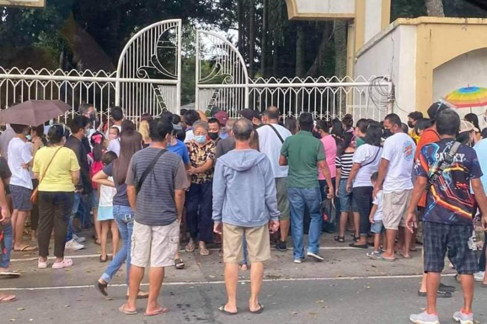 Dumagsa ang mga tao sa flu vaccination na in-organize ng isang kongresista sa Lucena City, Quezon noong Setyembre 12, 2021. 