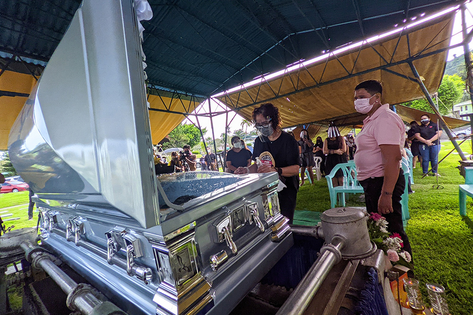 Artist Bree Jonson is laid to rest at the Davao Memorial Park in Davao City on September 29, 2021. 