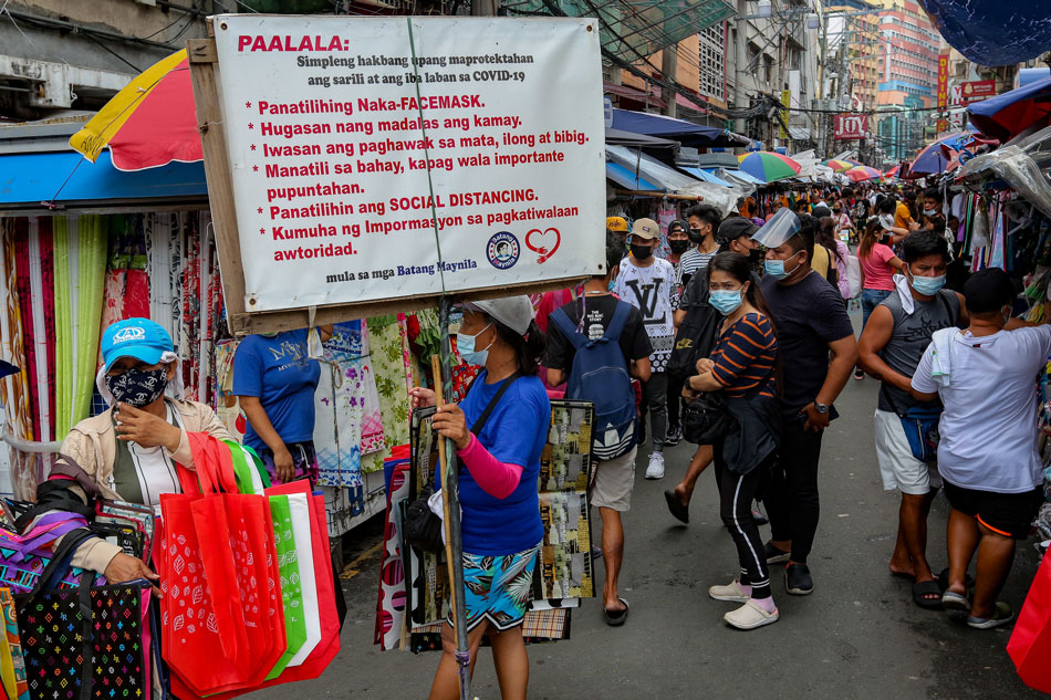 People rush to buy goods at the Divisoria market in Manila on August 5, 2021. George Calvelo, ABS-CBN News/File