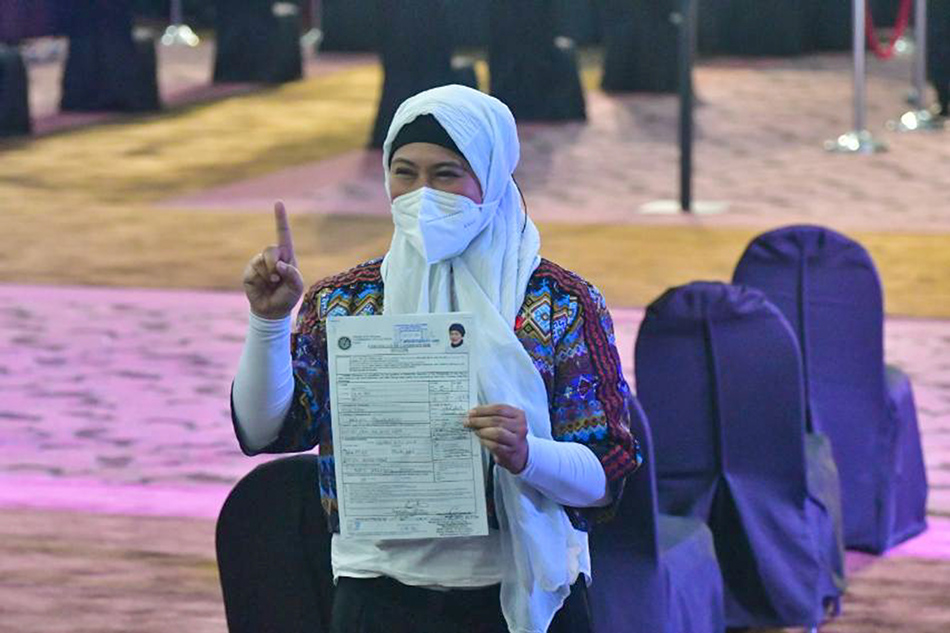 Moro leader Samira Gutoc files her certificate of candidacy for senator. 