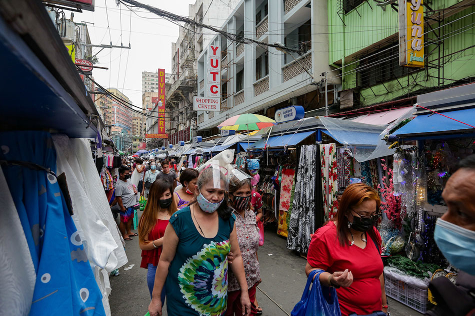 Mga namimili sa Divisoria noong Lunes, Oktubre 18, 2021. George Calvelo, ABS-CBN News