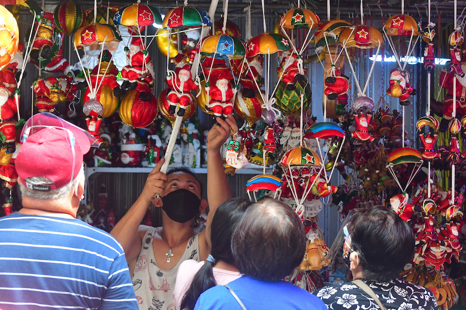 Shoppers go around the Divisoria market in Manila on Sunday, November 14, 2021. The National Capital Region may go on COVID-19 Alert Level 1 by December 1 according to the Inter-Agency task Force on COVID-19. But the agency also warned of another surge if people fail to strictly observe minimum health protocols. 