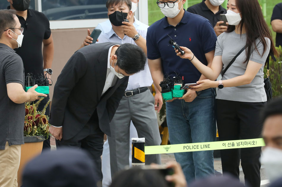 Samsung Electronics vice chairman Jay Y. Lee bows as he is released on parole from Seoul Detention Center in Uiwang, South Korea, August 13, 2021. 