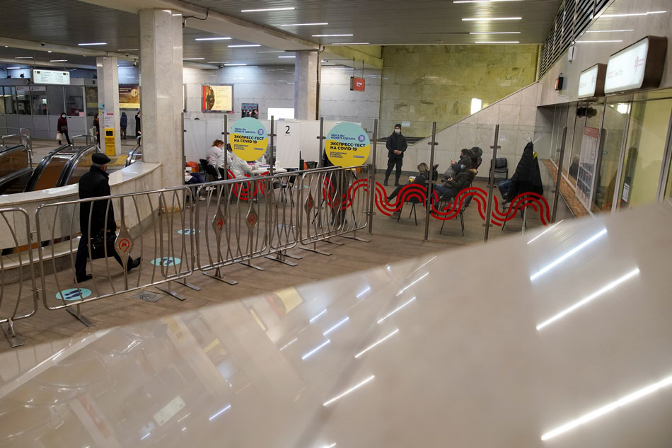 People visit a COVID-19 rapid testing center located at a metro station amid the outbreak of the coronavirus disease in Moscow, Russia November 9, 2021. Tatyana Makeyeva, Reuters 