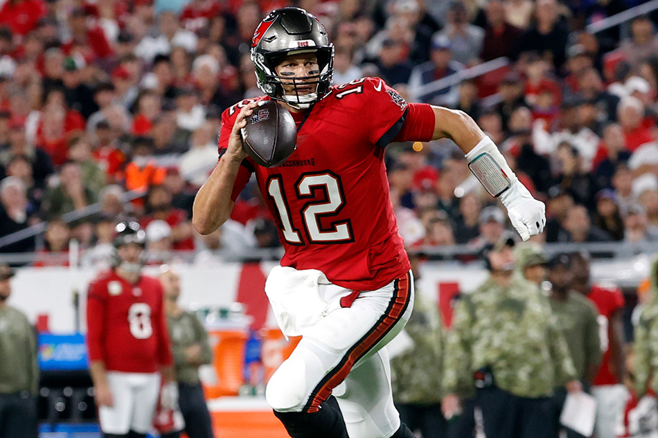 Tampa Bay Buccaneers quarterback Tom Brady (12) drops back against the New York Giants during the second half at Raymond James Stadium. Kim Klement-USA TODAY Sports via Reuters