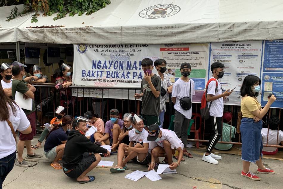 Mahaba ng pila sa Comelec office sa Arroceros, Maynila para sa mga nais magparehistro sa halalan 2022. Jekki Pascual, ABS-CBN News