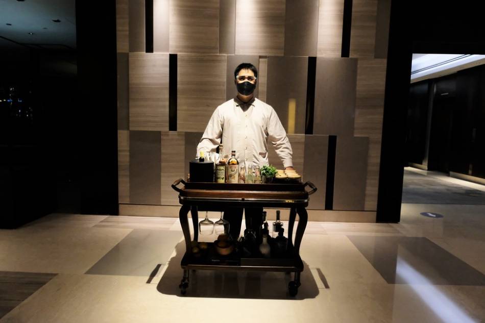 The Gin Cart offers a selection of gins, fruit, and botanicals. Jeeves de Veyra