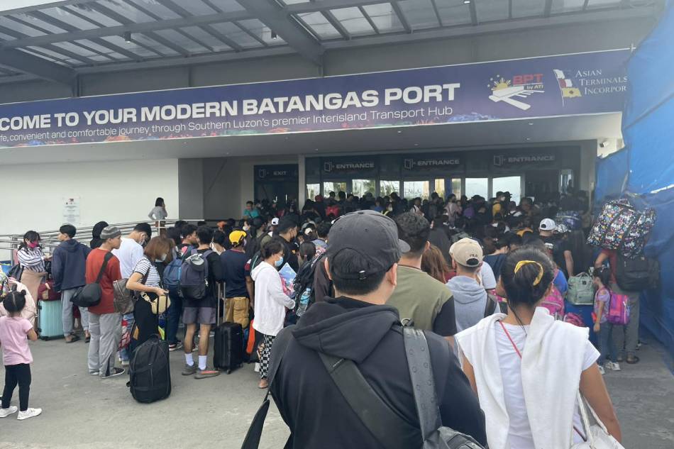 Travelers Endure Long Queues At Batangas Port Abs Cbn News