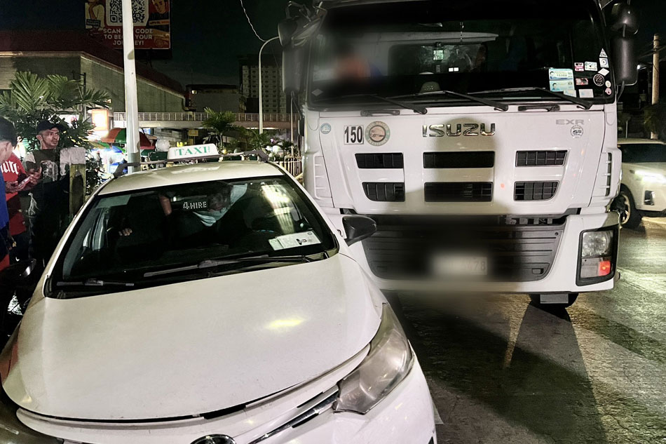 Isa Patay Sa Salpukan Ng Van Truck Sa Roxas Blvd Abs Cbn News