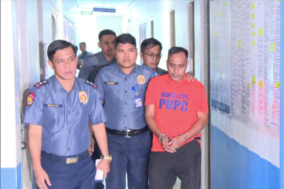 Sundalong Nakipagbuno Sa Pulis Makati Sumuko Abs Cbn News