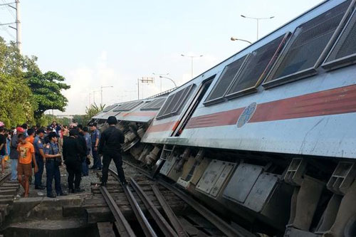 Pnr Train Derailed Hurt Abs Cbn News