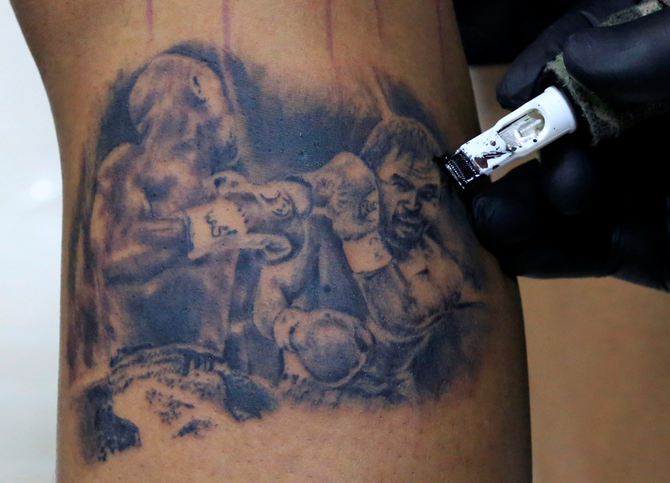 An Artist Tattoos The Fight Between Philippine Boxing Champ And Senator Manny Pacquiao American Boxer Floyd Mayweather Jr On A Tattoo Enthusiasts Skin An Artist Tattoos The Fight Between Philippine Boxing Champ And Senator Manny Pacquiao American Boxer Floyd Mayweather Jr On A Tattoo Enthusiasts Skin