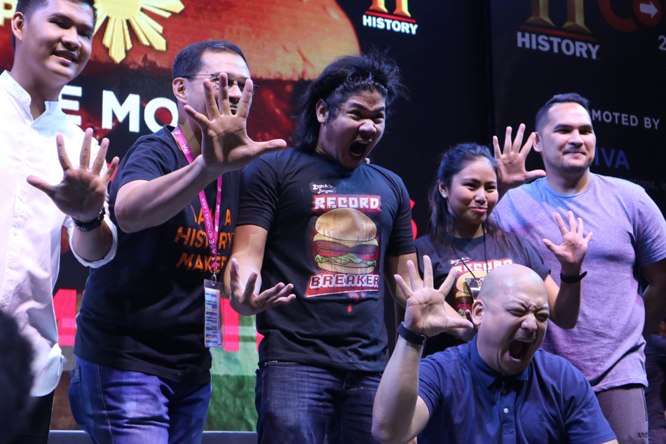 Filipino sets new world record, eats 5 burgers in 1 minute Filipino sets new world record, eats 5 burgers in 1 minute