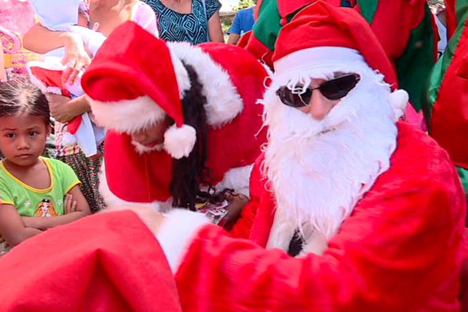 LOOK: Puerto Princesa's 'Santa' brings happiness to 200 kids - ABS-CBN News
