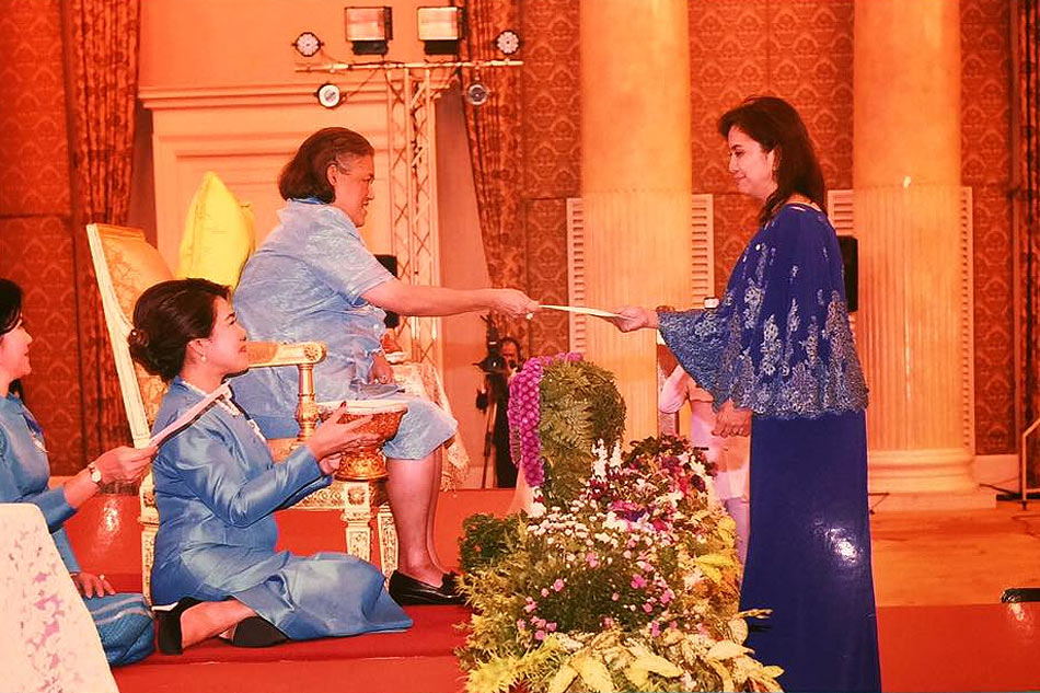 Leni Robredo exchanges bus for private plane Leni Robredo exchanges bus for private plane