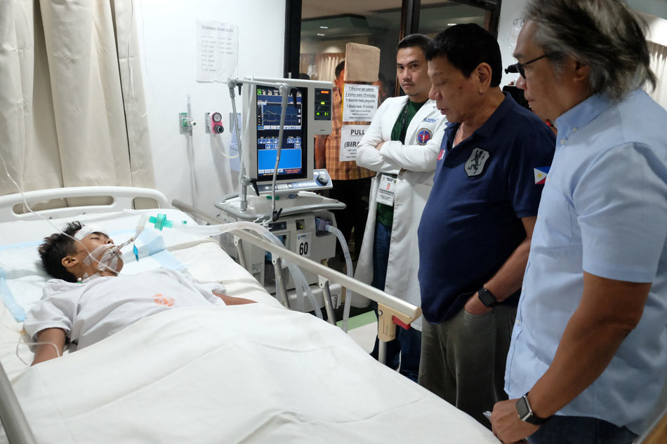 Duterte visits Davao blast victims at hospital, morgue Duterte visits Davao blast victims at hospital, morgue