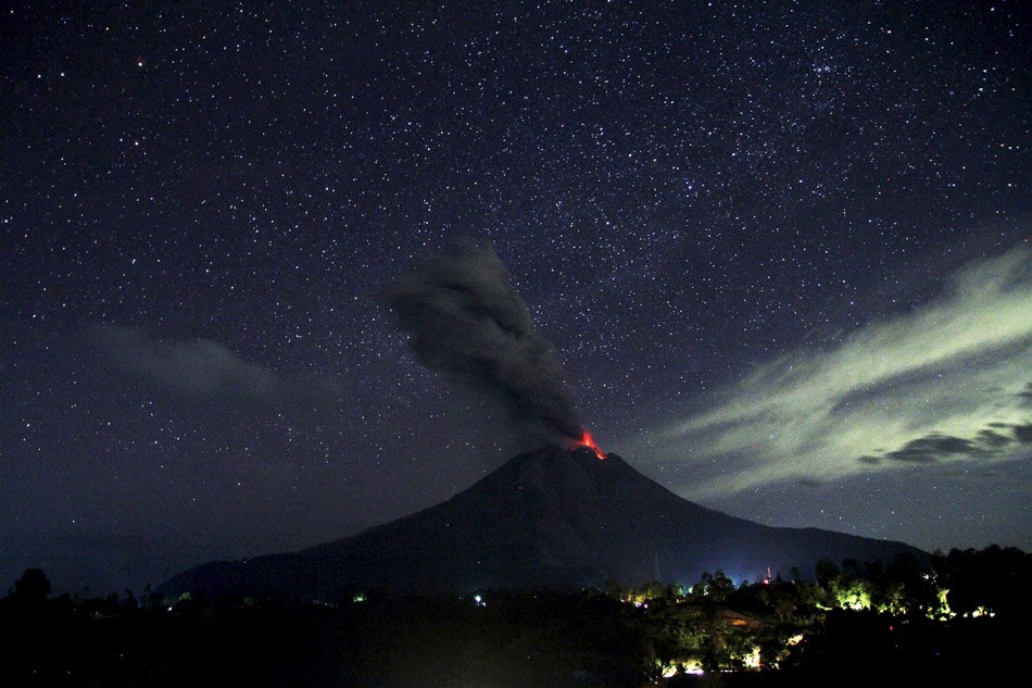 Indonesia&#39;s Mount Sinabung erupts 3