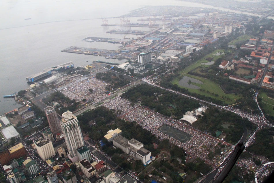 Pope attracts world-record crowd in Luneta mass 1