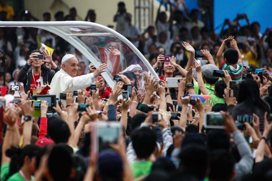 Pope attracts world-record crowd in Luneta mass 4