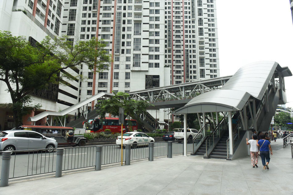 new pedestrian overpass opens in buendia abs cbn news