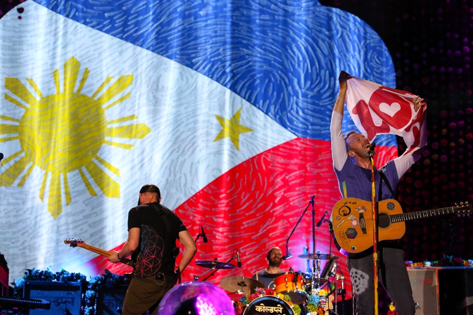 In Photos Coldplay Rocks Manila Abs Cbn News