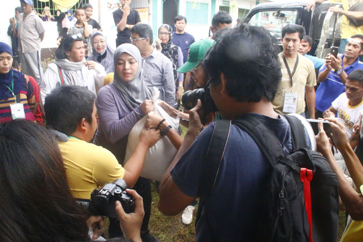 Real-life superhero Angel Locsin helps Marawi evacuees 1
