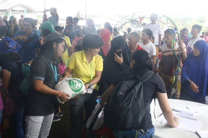 Real-life superhero Angel Locsin helps Marawi evacuees 3