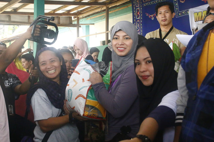 Real-life superhero Angel Locsin helps Marawi evacuees 4