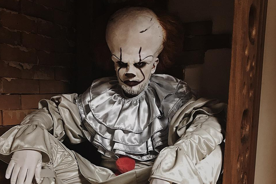 billy crawford becomes pennywise to scare it s showtime hosts