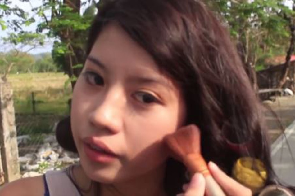 Watch Girl Does Makeup Tutorial While Riding On Top Of Tricycle Abs