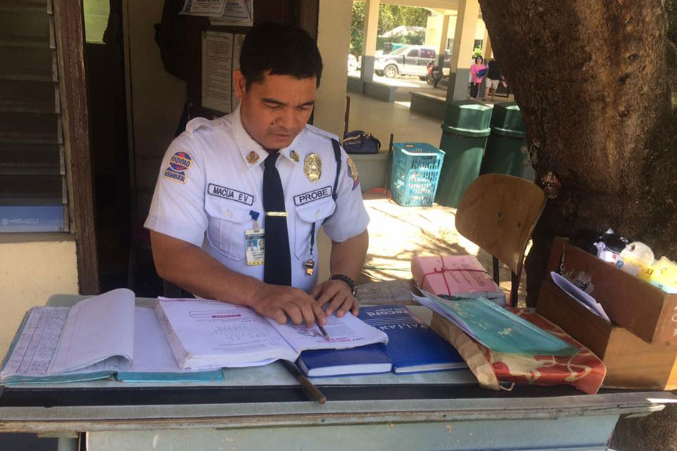 security-guard-to-graduate-cum-laude-in-school-he-guards-abs-cbn-news