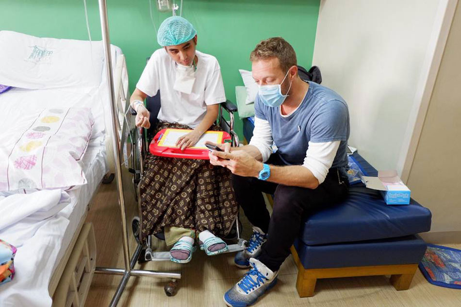 LOOK: Coldplay&#39;s Chris Martin visits cancer-stricken fan in hospital 1