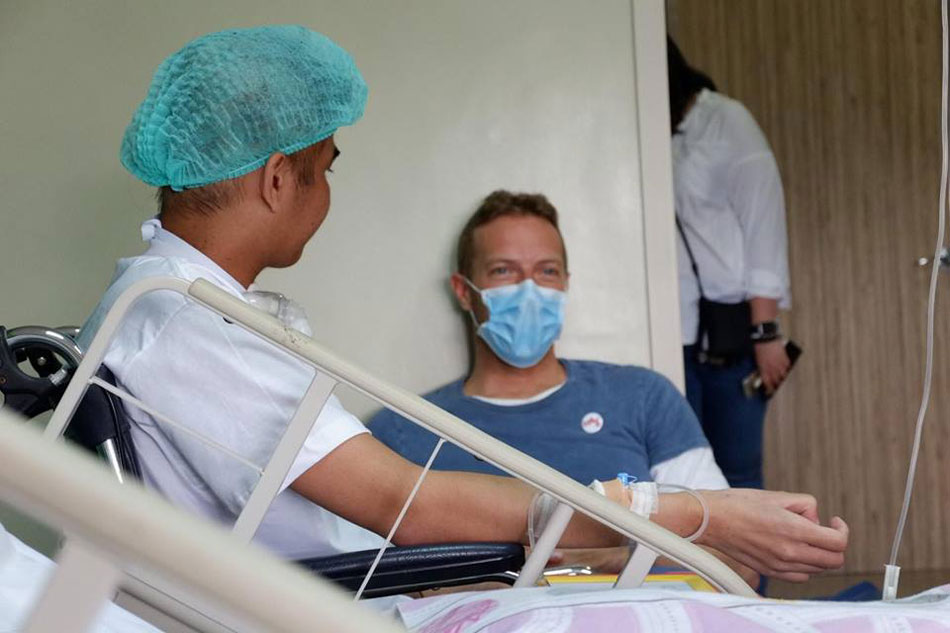 LOOK: Coldplay&#39;s Chris Martin visits cancer-stricken fan in hospital 4