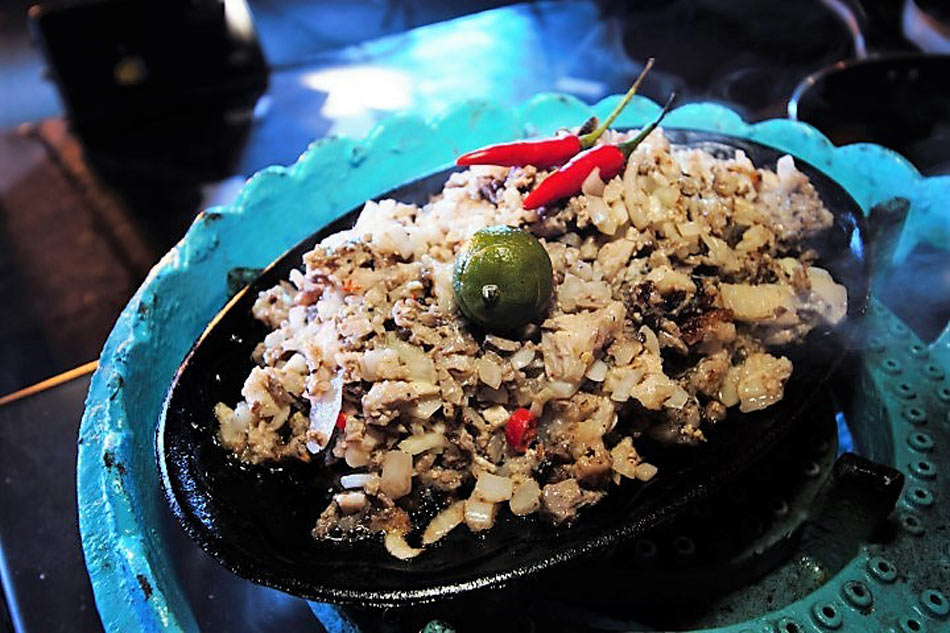 Aling Lucing's sizzling sisig in Pampanga. Photo by Jeeves de Veyra/File