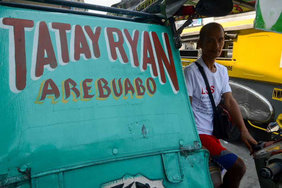 Tatay membeli kendaraan roda tiga (ABS-CBNNews/MarkDemayo)