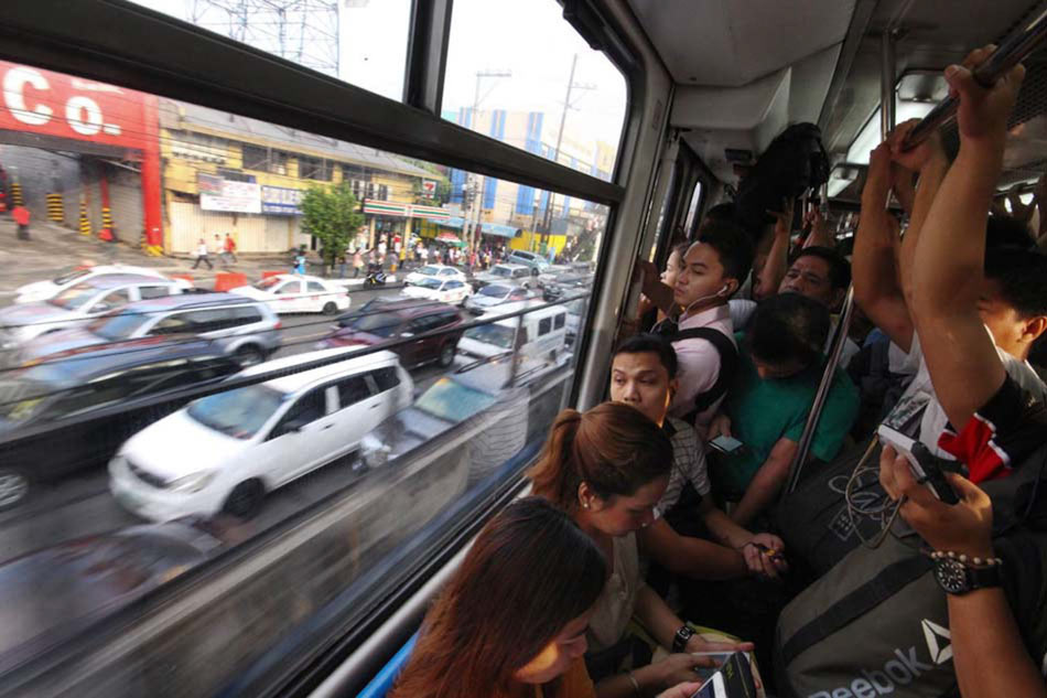 Poe seeks probe of MRT woes, unusable trains 1