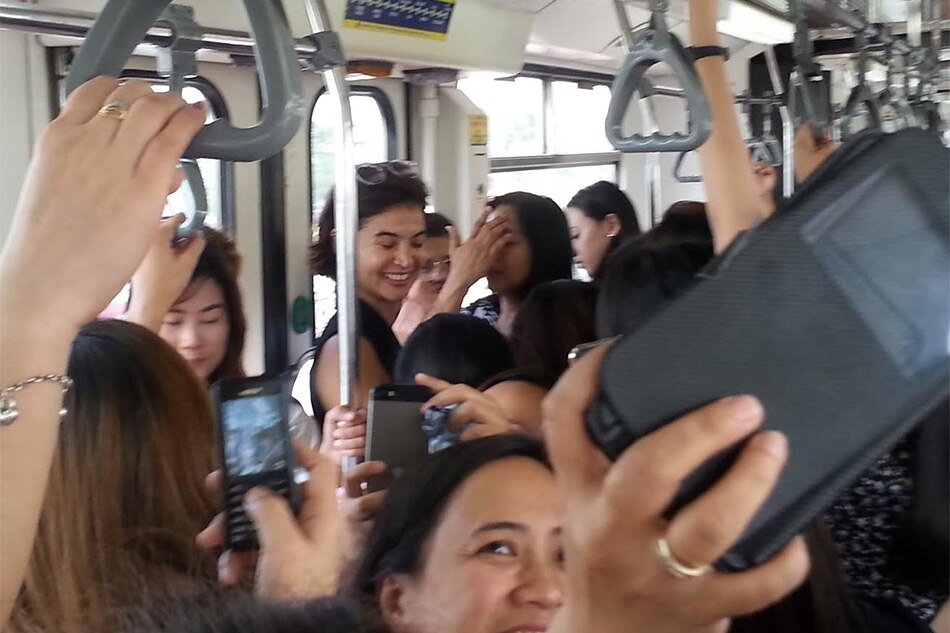 LOOK: For the 3rd time, Anne Curtis was spotted riding the MRT 3