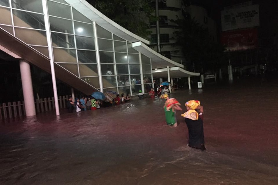 IN PHOTOS: Flash floods leave thousands stranded in Cagayan de Oro City 4