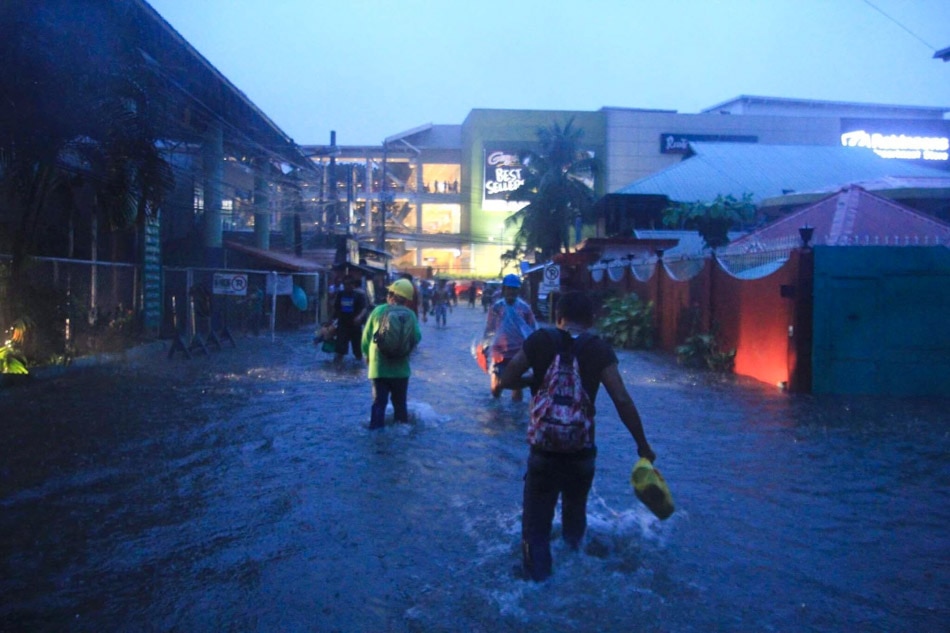 IN PHOTOS: Flash floods leave thousands stranded in Cagayan de Oro City 5